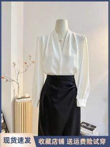 เสื้อเชิ้ตผ้าซาตินคอวีแขนยาวผู้หญิงสไตล์ฝรั่งเศส สายโซ่ไข่มุก ดีไซน์เก๋ไก๋สำหรับใส่ไปทำงานในช่วงฤดูใบไม้ผลิ