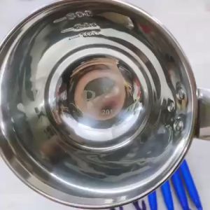 Gáo múc nước lèo inox có vạch đo lường nhiều kích cỡ từ 300ml đến 1200ml cây múc nước lèovới tay cầm gáo bọc cán nhựa chống trơn trợt rất dễ cầm nắm. đựng được những nguyên liệu đang ở nhiệt độ rất cao như than đang cháy nước sôi..
