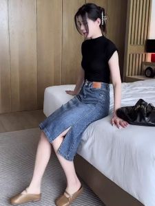 ชุดเสื้อถักกางเกงยีนส์ผู้หญิงฤดูร้อนปี 2025 แฟชั่น ดีไซน์เก๋ไก๋ กระโปรงสั้นเปิดข้าง ชุดแฟชั่น ชุดสองชิ้น