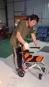Aluminum alloy wheelchair can be used on airplanes foldable and portable for elderly travel