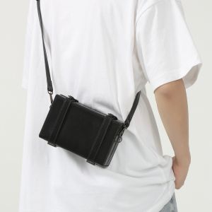 กระเป๋าสะพายข้างทรงกล่องผู้ชาย เรียบง่าย สตรีทสไตล์ กระเป๋าสะพายไหล่เดี่ยวสําหรับเยาวชน ลำลอง Leisure Magnetic Buckle Closed PU หนัง