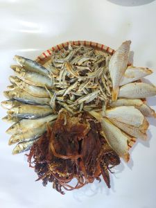 combo 1kg  thử vị gồm 4 loại khô [200g cá đổng+200g râu mực to+300g cá trích+300g cá cơm không đầu) thơm ngon thức ăn Food đóng gói hút chân không