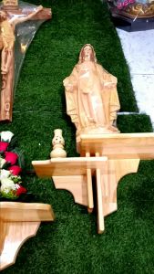 Bộ Bàn Thờ Gỗ Thông 60cm Trang Trí Công Giáo với Thánh Giuse Mẹ Ban Ên và Hoa Đèn