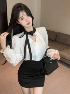 GUZILIAN | ชุดเสื้อเชิ้ตคอวีสไตล์ฝรั่งเศสพร้อมโบว์ผีเสื้อสำหรับผู้หญิงในช่วงฤดูใบไม้ร่วง ชุดกระโปรงสั้นทรงเข้ารูปสไตล์เกาหลี ชุดสองชิ้น