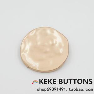 กระดุมโลหะสีทองเงาไม่สม่ำเสมอขนาดใหญ่สำหรับเสื้อโค้ทขนสัตว์ เสื้อโค้ทขนสัตว์ ชุดสูท DIY สไตล์ยุโรปและอเมริกัน