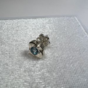 7892-MỘT CHIẾC HOA TAI NAM BẠC ĐÍNH ĐÁ TOPAZ XANH ( THIÊN NHIÊN ) HÌNH CON CƠ.