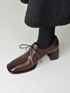 รองเท้าส้นสูงหนังแท้ผูกเชือกแบบสวมหัวแหลมสำหรับผู้หญิง รองเท้าแฟชั่นฤดูใบไม้ร่วง 2024 รองเท้าส้นหนาแบบสวมหัวลึก สไตล์ย้อนยุค สวมใส่สบาย