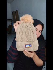 RUIMO Topi Rajut C-20 Wanita RUIMO dengan Pom Pom - Warna Krem/Jernih/Dark Grey/Pink - Gaya Korea