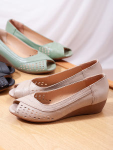 รองเท้าแตะแม่สวมใส่สบายพร้อมส้นลิ่มหนังแท้แต่เพียงผู้เดียวกันลื่นรองเท้าปากปลาด้านล่างนุ่มสําหรับสวมใส่ทุกวันเหมาะสําหรับวัยกลางคนและเยาวชน