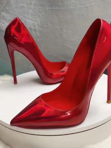 รองเท้าส้นสูงหัวแหลมสีแดงสะท้อนแสงแฟชั่นฤดูร้อน 2023 สำหรับผู้หญิง รองเท้าส้นเดี่ยวแบบสวมหัวแหลม พื้นยาง ด้านในหนังแกะ รองเท้าแฟชั่นสำหรับงานปาร์ตี้