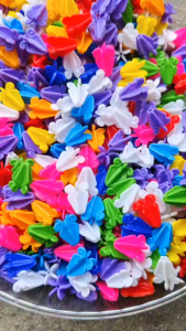 ดอกรักพลาสติก ขนาดเล็ก1.3ซม 100ชิ้นเกรดAตราจระเข้ ดอกรักปลอมใช้ร้อยมาลัย งานฝีมือdiy