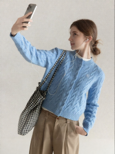 Cantonstory | Áo Sweater Tròn Cổ Thêu Xanh Dây Cáp