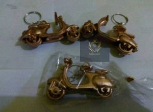 sultan souvenir..Souvenir pernikahan gantungan kunci VESPA emas SOUVENIR MURAH GANTUNGAN KUNCI UNIK ISI 100 PCS