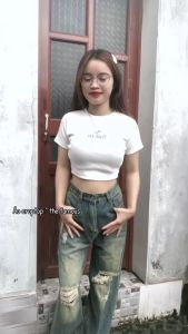 Áo Thun Croptop Nữ Cổ Tròn In Chữ The Famous Đơn Giản Xinh Xắn