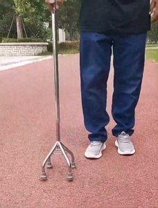 ไม้เท้า Walking Crutches ไม้เท้าคนแก่ ไม้เท้า 4 ขา ไม้เท้าพยุงเดินสำหรับผู้สูงอายุ ปรับได้ 9ระดับ ไม้เท้าสแตนเลส ไม้เท้าสำหรับผู้สูงอายุ ไม้เท้าเดิน รองรับน้ำหนักได้สูงสุด 200 กก.