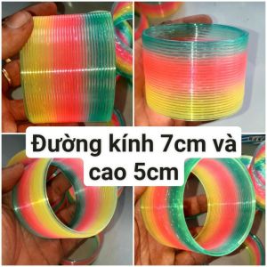 Một cái lò xo xếp hình nhiều màu bằng nhựa cứng và trong đường kính 7cm x cao 5cm