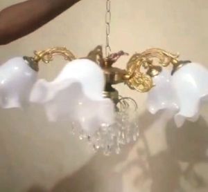 lampu gantung ruang tamu model cabang kap putih liontin .