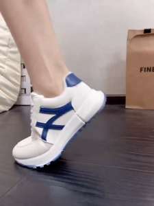 Womens new white sports shoes with thick soles Korean style fashion shoes with thick soles