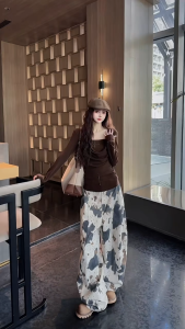 Áo Thun Nữ Dài Tay Màu Nâu Dáng Ôm Đính Đá Phong Cách Y2K Mùa Thu