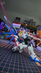 Mô hình lắp ráp HG CE Strike Freedom (Tặng kèm bộ effect base và decal)