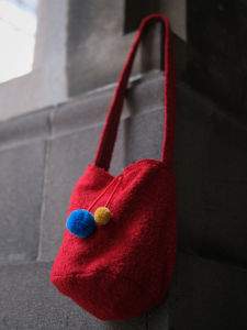 กระเป๋าถือทรงถังสีแดงสำหรับงานวันหยุด ผ้าขนสัตว์สีบล็อกสุดน่ารัก กระเป๋าสะพายข้างทรงถังขนแกะสีทอง กระเป๋าสะพายข้างแบบลำลองสำหรับผู้หญิง