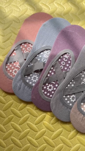 ถุงเท้าโยคะ พิลาทิส เท้ายางยืดโยคะ การออกแบบสายรัดข้าม ถุงเท้ากีฬา มีปุ่มกันลื่น ฐานกันลื่น สะดวกสบายและระบายอากาศไ