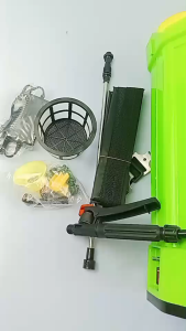 04172 ถังพ่นยาแบตเตอรี่ 20 ลิตร แบตเตอรี่ 12 โวลล์ 8 แอมป์ (แบตเตอรี่ 100 % ) ถังทรงตรง สีเขียวตรา ช้างศึก