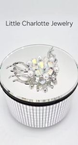 เข็มกลัดคริสตัล Crystals from Swarovski ประดับมุกสังเคราะห์