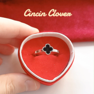 Cincin Titanium Wanita Anti Luntur - Anti Karat Korean Style Model Terbaru Clover Kecil Hitam Bonus Kotak Perhiasan - Lovelybutik