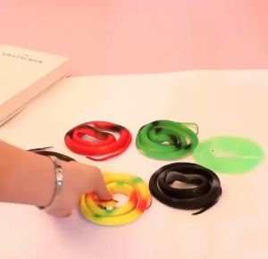 MAINAN PRANK ULAR COBRA/KADAL/DOLPHIN/SCORPIO PALSU KARET SILIKON LEMBUT MIRIP ASLI  UKURAN BESAR WARNA WARNI PANJANG 76CM  KADAL 25CM UKURAN BESAR EDUKASI