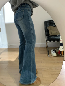 กางเกงยีนส์ทรงหลวมขาบานทรงสลิมฟิตสำหรับผู้หญิง MYFC ทรงเรโทร สีน้ำเงิน ดีไซน์มีขนแกะ ยืดหยุ่น สไตล์ลำลอง ทรงขาบาน