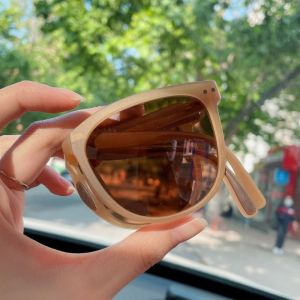 【Giao hàng miễn phí】 Kính thời trang và đa năng có thể gập lại Kính râm Nữ cầm tay Kính râm Nam Kính râm UV400 cho nam nữ