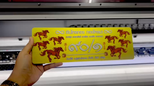 ป้ายบ้านเลขที่ลายม้า 8 ตัว (ลายมงคล) วัสดุอลูมิเนียมคอมโพสิต ทนทาน แข็งแรง ข้อความในป้ายสามารถแจ้งเป็นเลขที่บ้านของลูกค้าได้เลยค่ะ