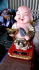 Tượng Phật di lặc đứng gật đầu vẫy quạt chạy năng lượng mặt trời chiêu tài lộc mang lại may mắn phú quý bình an