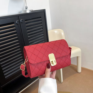 Trendy Small Square Bag: A Fashionable Korean Style Chain Handbag