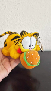 Pull and shake plush toy (Garfield with a burger)