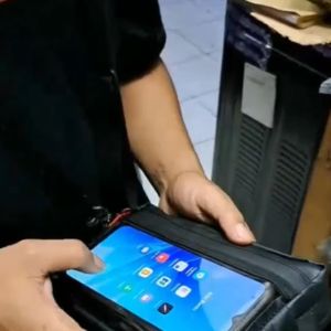 Tas Selempang Pria Waterproof Hitam dengan Slot Gadget - Slingbag Anti Air Casual