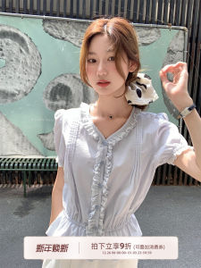 เสื้อเชิ้ตคอวีหลวมๆ สำหรับผู้หญิง ดีไซน์เก๋ไก๋ แขนพอง คอวี กระดุมหลายตัว แขนสั้น ทรงปกติ ผ้าฝ้าย สีพื้น ฤดูร้อน 2025