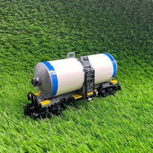 โมเดลบล็อกตัวต่อรถไฟบรรทุกน้ำมันชุดตัวต่อขยายฉากรถไฟของเล่นของขวัญวันคริสต์มาส