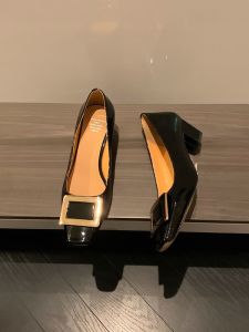 รองเท้าส้นสูงแบบสวมหัวเหลี่ยมสีแดงหรูหราสำหรับผู้หญิง รองเท้าหนังวัวเคลือบโลหะส้นแบน สไตล์ฝรั่งเศส รองเท้าทำงาน ส้นสูงปานกลาง รองเท้าแฟชั่น