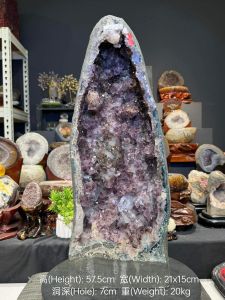 nice rutilated amethyst geode 五行“木” 💯天然钛晶花洞 形体薄皮绿幽灵共生边 晶体花簇花柱形 钛晶共生👍💰 寿星头里带一颗黄方解石 底部带有一些软糖白水晶   高(Height): 57.5cm  宽(Width): 21x15cm   洞深(Hole): 7cm  重(Weight): 20kg