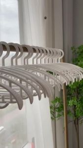 ไม้แขวนเสื้อไหล่กว้าง ✨ แบบไม่มีตะเข็บ ไม่ลื่น | กันรอยเสื้อเปียก-แห้ง | วัสดุพลาสติกเกรดพรีเมียม | แข็งแรงทนทาน รับน้ำหนักดี