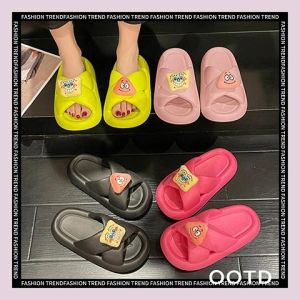 QDshop พร้อมส่ง รองเท้าแตะยาง งานแฟชั่นสุดน่ารักดีไซน์สวยวัสดุยางนิ่มใส่สบาย โทนสีแบบสดใสใส่แล้วเด่นเลยเพิ่มความน่ารักด้วยตัวติดลายการ์ตูนสุดฮิต