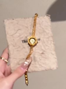 Retro Golden Women Watch Fashion Exquisite Ladies Quartz Watch Elegant Bracelet Watch for Daily Wear Party Decorative Wrist