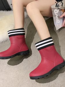รองเท้าบูทกันฝนพลาสติกสำหรับผู้หญิง ฤดูใบไม้ผลิและฤดูร้อน พื้นยางกันลื่น รองเท้ากันน้ำสำหรับกลางแจ้ง รองเท้ากันหนาว รองเท้ากันฝนส้นกลาง รองเท้ากันฝนแบบสวมหัว