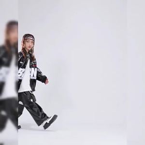 เสื้อผ้าสตรีทแดนซ์สำหรับเด็ก 2024 ใหม่สาวแจ๊สเต้นชุดเด็กผู้ชายหล่อฮิปฮอปหนังสดใสชุดอเมริกัน 12.30