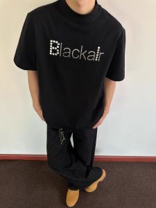 เสื้อยืดคอกลมแขนสั้นผ้าผสมสไตล์อเมริกันย้อนยุคพร้อมตัวอักษรโลหะเย็บมือลำลองหลวมๆ สำหรับผู้ชายและผู้หญิง