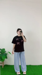 ชุดเซ็ตแฟชั่น สไตล์เกาหลี เสื้อลายโบว์หวานๆตัดกับกางเกงลายตารางสุดคิ้วท์