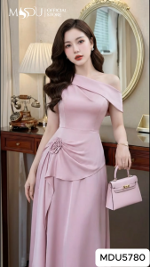 Váy Lụa Twist Satin MDU5780 Cổ Lệch Vai Với Hoa Đính Liền Cùng Tà Váy Cách Điệu Ở Eo Từ MDU