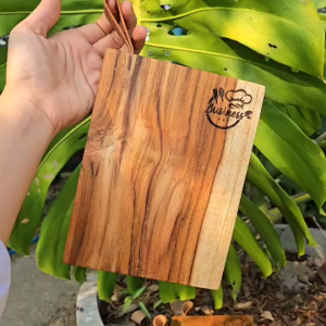 เขียงไม้สัก เขียงไม้ เขียง สายหนังวัวแท้ และที่แขวนแบบเหล็ก เคลือบน้ำยาเกรดอาหาร ที่เป็นผลิตภัณฑ์สกัดจากธรรมชาติ ปลอดภัย